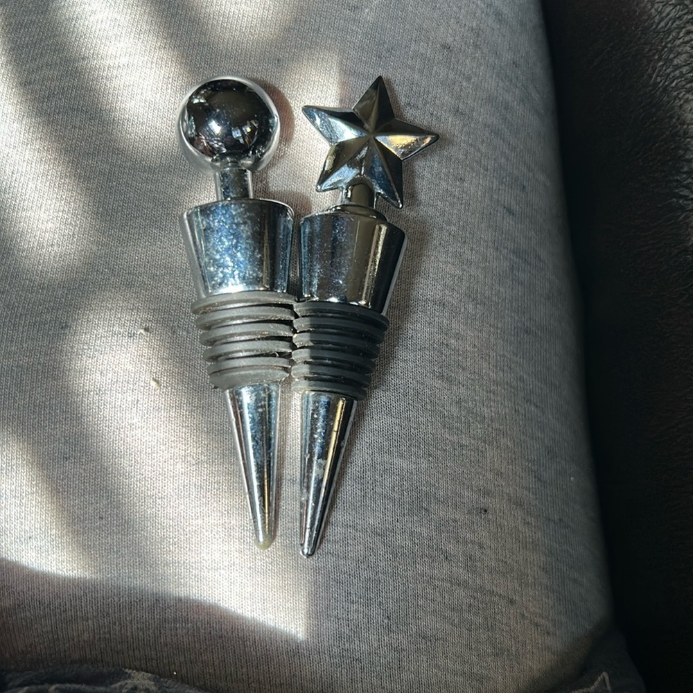 Set of 2 silver wine stoppers
